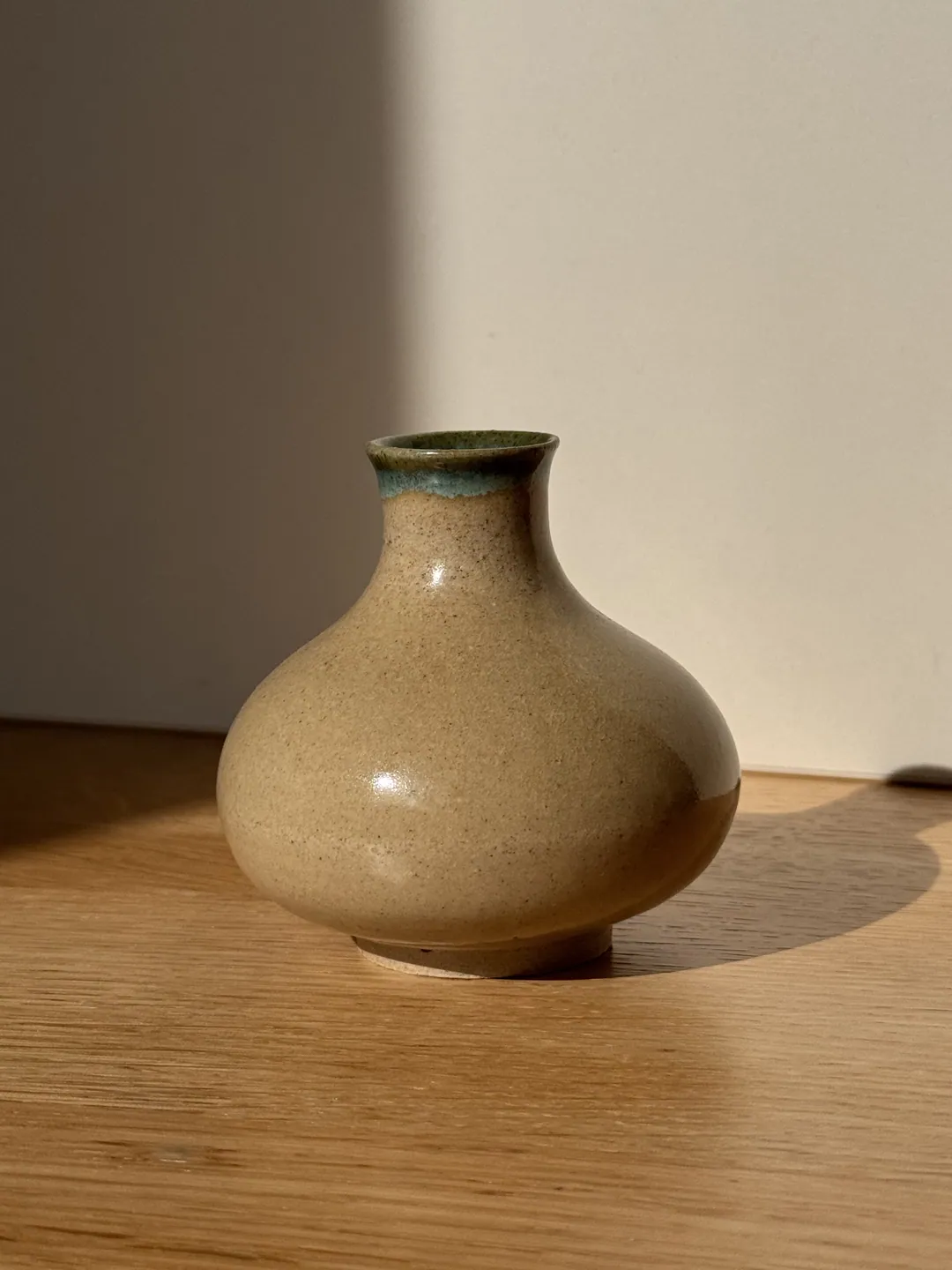 Decorative vase 019, view 1